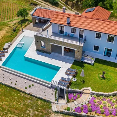 Villa Padova For 12 Persons Near Motovun With 84 M2 Infinity Pool With Panoramic View & Beautiful Garden