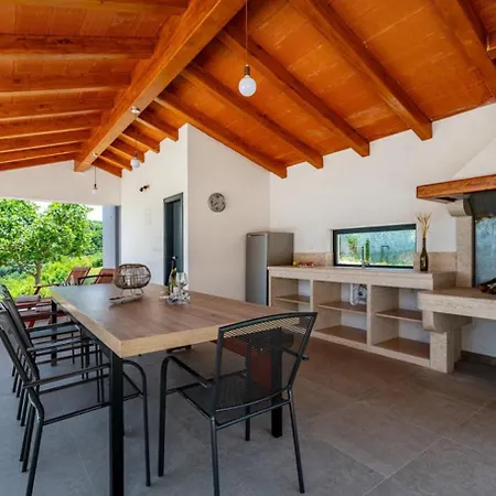 Villa Padova For 12 Persons Near Motovun With 84 M2 Infinity Pool With Panoramic View & Beautiful Garden