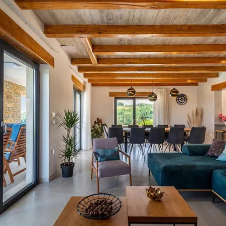Villa Padova For 12 Persons Near Motovun With 84 M2 Infinity Pool With Panoramic View & Beautiful Garden