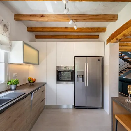 Padova For 12 Persons Near Motovun With 84 M2 Infinity Pool With Panoramic View & Beautiful Garden *