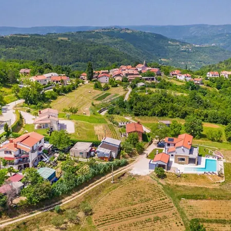 Padova For 12 Persons Near Motovun With 84 M2 Infinity Pool With Panoramic View & Beautiful Garden Villa Kascerga