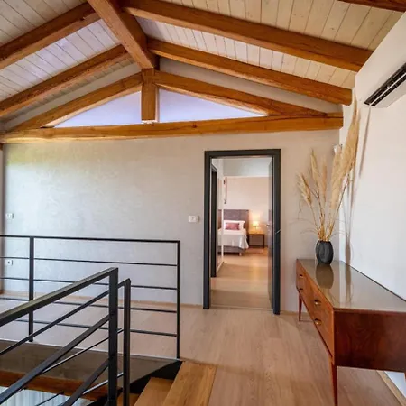 Padova For 12 Persons Near Motovun With 84 M2 Infinity Pool With Panoramic View & Beautiful Garden *
