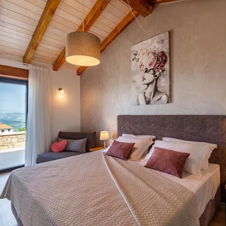 Villa Padova For 12 Persons Near Motovun With 84 M2 Infinity Pool With Panoramic View & Beautiful Garden