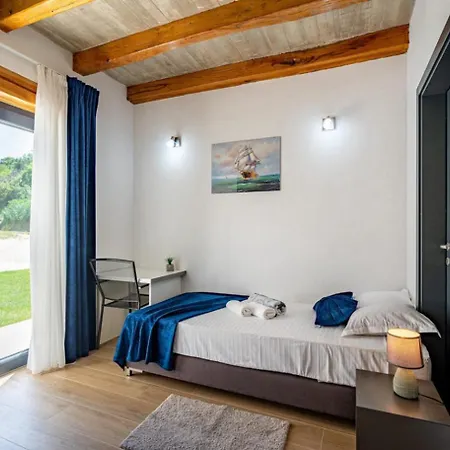 Villa Padova For 12 Persons Near Motovun With 84 M2 Infinity Pool With Panoramic View & Beautiful Garden Kascerga