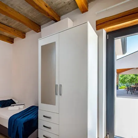 Villa Padova For 12 Persons Near Motovun With 84 M2 Infinity Pool With Panoramic View & Beautiful Garden *