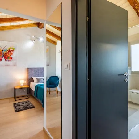 Padova For 12 Persons Near Motovun With 84 M2 Infinity Pool With Panoramic View & Beautiful Garden * Kascerga