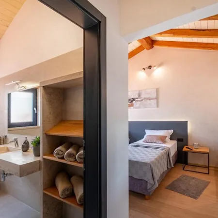 Padova For 12 Persons Near Motovun With 84 M2 Infinity Pool With Panoramic View & Beautiful Garden *