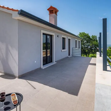Padova For 12 Persons Near Motovun With 84 M2 Infinity Pool With Panoramic View & Beautiful Garden Villa Kascerga