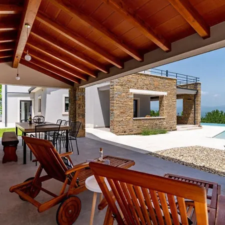 Villa Padova For 12 Persons Near Motovun With 84 M2 Infinity Pool With Panoramic View & Beautiful Garden *