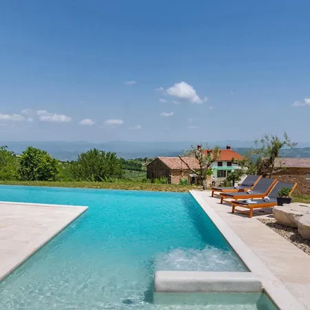 Villa Padova For 12 Persons Near Motovun With 84 M2 Infinity Pool With Panoramic View & Beautiful Garden