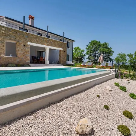 Padova For 12 Persons Near Motovun With 84 M2 Infinity Pool With Panoramic View & Beautiful Garden *