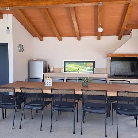Villa Padova For 12 Persons Near Motovun With 84 M2 Infinity Pool With Panoramic View & Beautiful Garden *