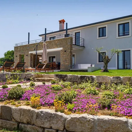 Padova For 12 Persons Near Motovun With 84 M2 Infinity Pool With Panoramic View & Beautiful Garden *