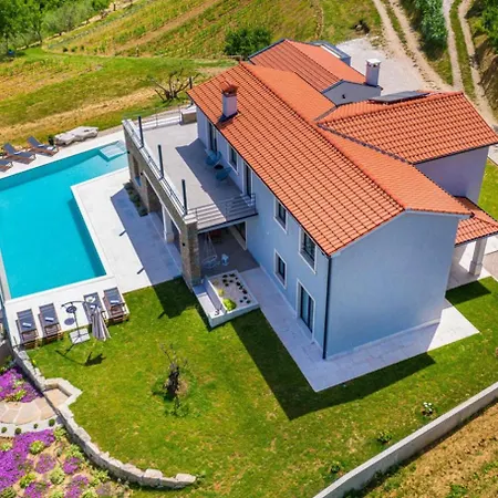 Padova For 12 Persons Near Motovun With 84 M2 Infinity Pool With Panoramic View & Beautiful Garden * Kascerga