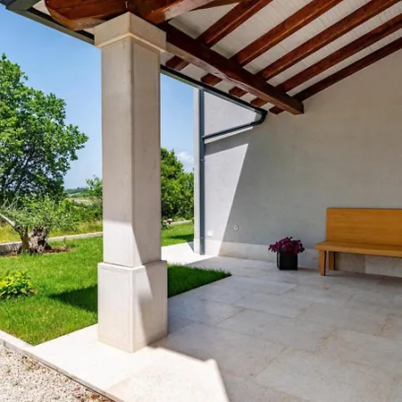Villa Padova For 12 Persons Near Motovun With 84 M2 Infinity Pool With Panoramic View & Beautiful Garden