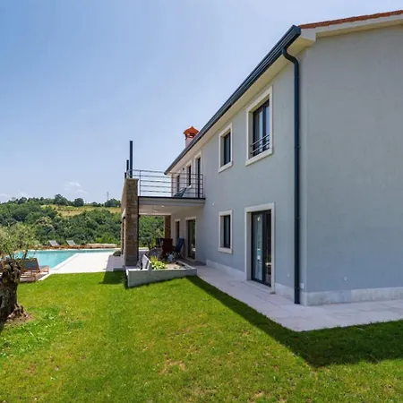 Padova For 12 Persons Near Motovun With 84 M2 Infinity Pool With Panoramic View & Beautiful Garden Villa *
