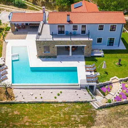 Padova For 12 Persons Near Motovun With 84 M2 Infinity Pool With Panoramic View & Beautiful Garden Kascerga